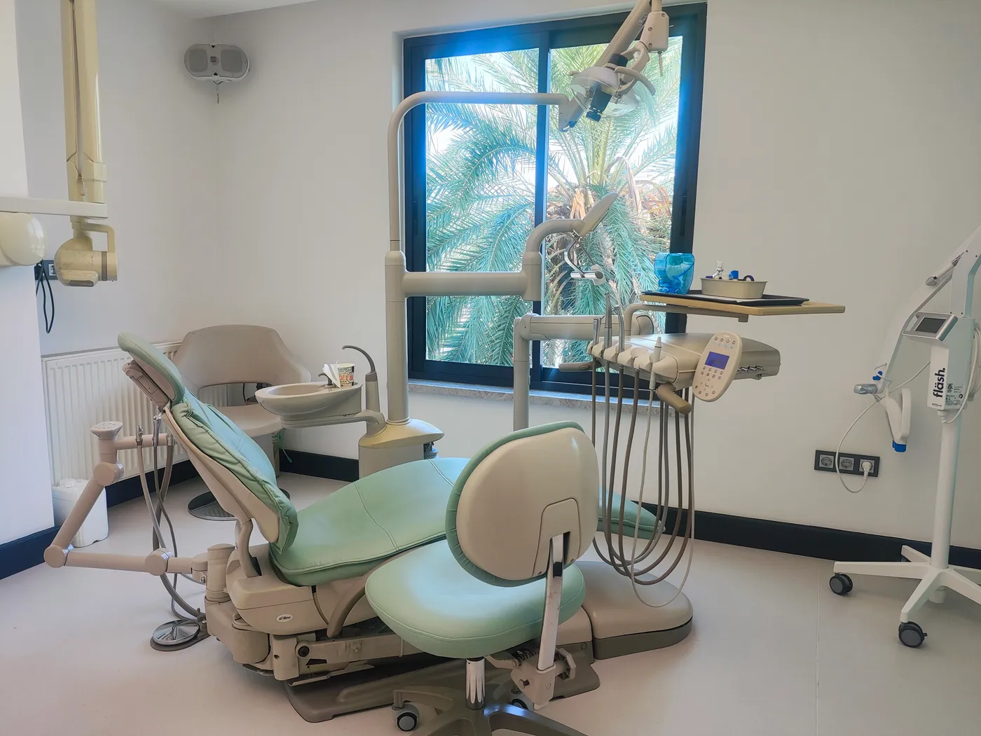 Kliniğin tedavi odası ve diş hekimliği ünitesi